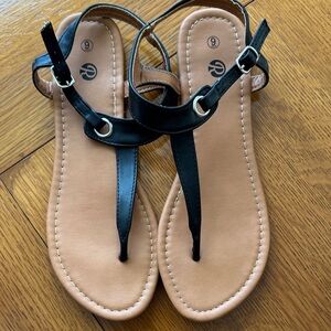 Sz 9 Rekayla flat black thong sandal worn one time